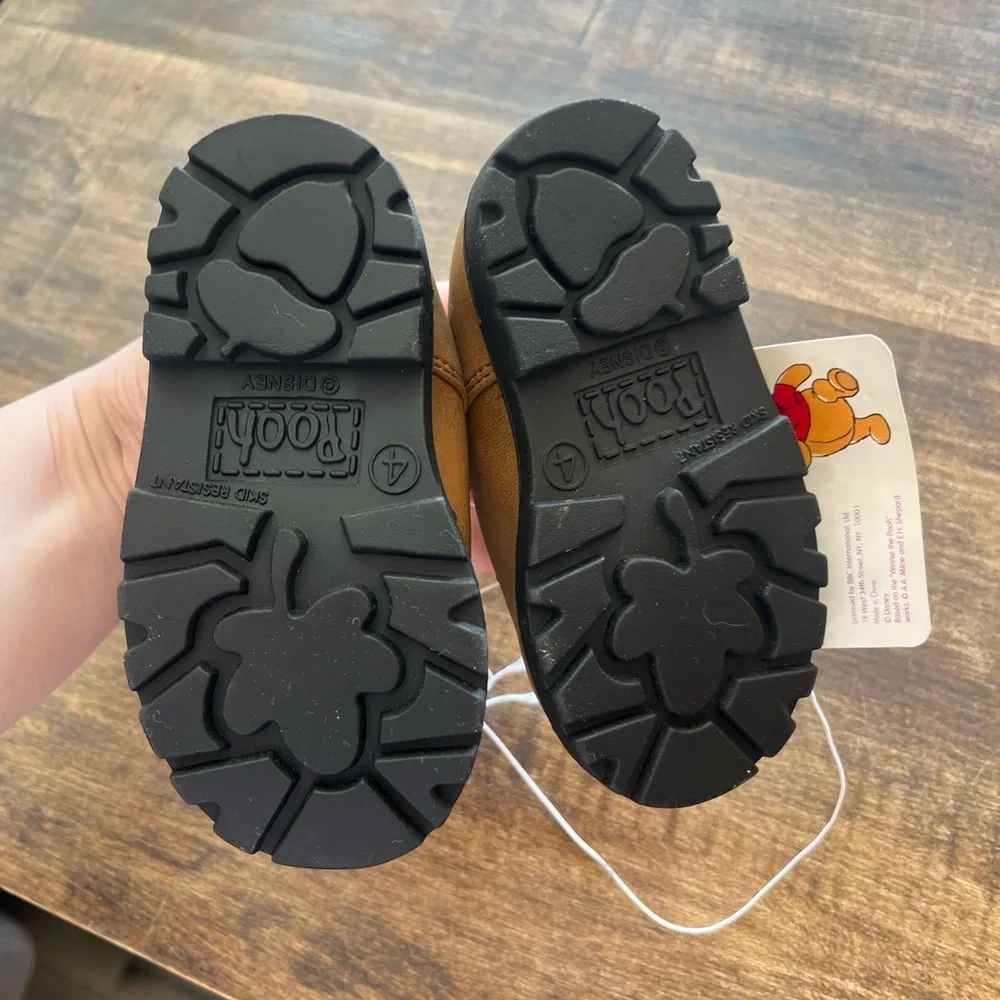 Vintage 90s Winnie The POOH Mary Jane Sandals toddler Shoes Size 4 Disney Y2K